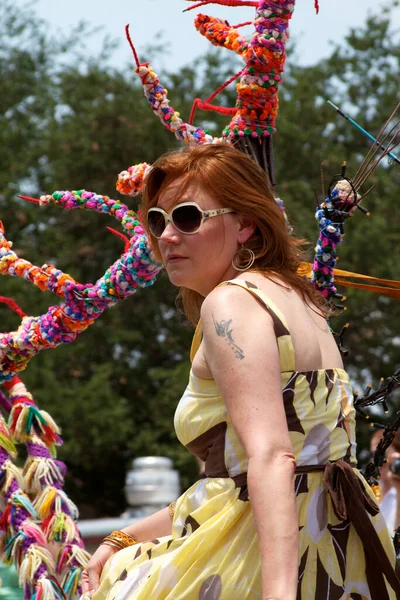 2011年休斯敦街头艺术车展上有姜黄头发的妇女 — 图库照片