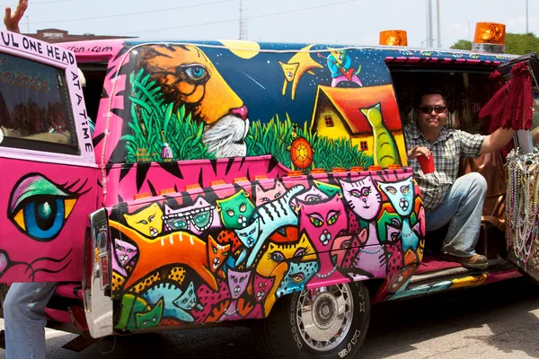 2011アートカーパレード ヒューストンのストリートフェスティバル 明るい色の車の中で男 — ストック写真