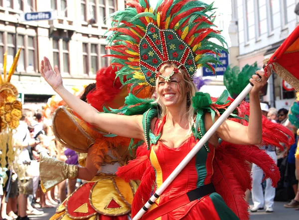 コペンハーゲン 素晴らしい衣装 サンバダンス ラテンスタイルの30年目のコペンハーゲンカーニバルパレードの参加者は 2012年5月26日にデンマークのコペンハーゲンで始まります — ストック写真