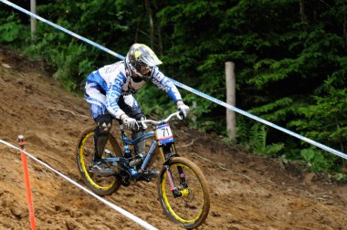 Dağ bisikletli adam yokuş aşağı