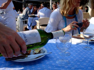 İskandinav yaşam tarzı - insanlar açık hava restoranında şarap içer