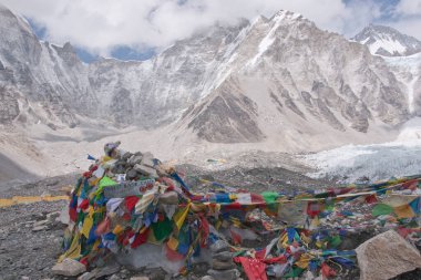 Everest Ana Kampında Dua Bayrakları