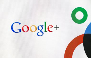 Beyaz arkaplanda Google + Logo 