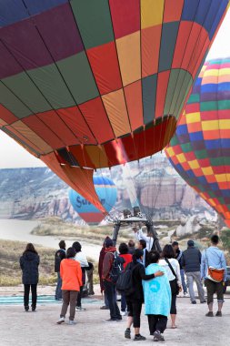 Sıcak hava balonuyla uçmayı bekleyen turistler.