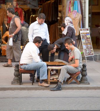 İstanbul kaldırımlarında tavla oynayan erkekler