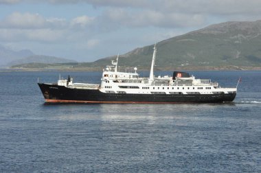 Lofoten feribotu denizde yüzüyor.