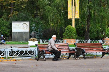 Sonbaharda bir tatil parkındaki insanlar