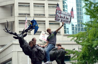 Portland, oregon - 17 Kasım 2011: portland polis isyan dişli closeup Downtown portland, oregon bankaların birinci yıldönümünde işgal portland protesto sırasında işgal wall street 