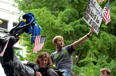 Portland, oregon - 17 Kasım 2011: portland polis isyan dişli closeup Downtown portland, oregon bankaların birinci yıldönümünde işgal portland protesto sırasında işgal wall street 