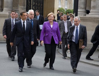 Nicolas Sarkozy ve Angela Merkel