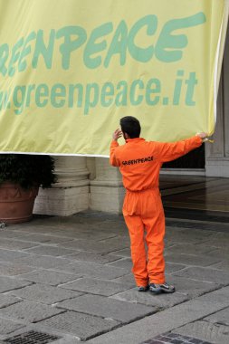 İtalyan yeşil barışı protesto gösteriyor