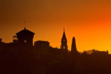 Günbatımı üzerinde şehir silueti