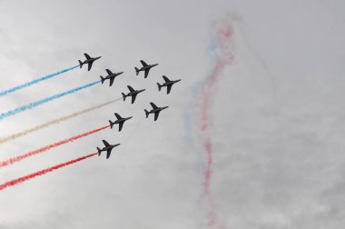 Gösteri sırasında Fransız devriyesi. Gündüz çekimleri. Havacılık kavramı