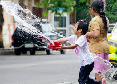BANGKOK, THAILAND - 14 Nisan 2012: Songkran (Tayland Yeni Yılı ve Su Festivali) 13-15 Nisan tarihleri arasında kutlanır.