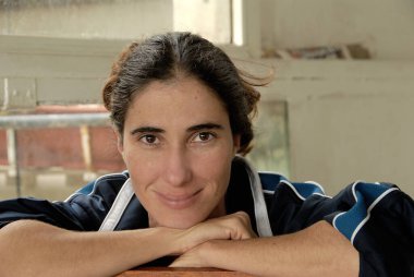 La Habana, Küba - 6 Şubat 2009. Yoani Sanchez evde. Kübalı hayat hikayelerini düzenli olarak yayınlayan bağımsız bloguyla dünya çapında ünlüdür ve bu blog hükümete karşı oldukça eleştirel bir tonla karakterize edilmiştir..     