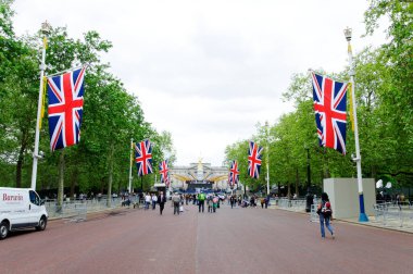 Londra, İngiltere'de Buckingham Sarayı'nda Kraliçe'nin muhafızları         