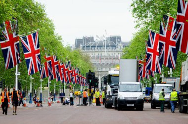 Londra, İngiltere'de Buckingham Sarayı'nda Kraliçe'nin muhafızları         