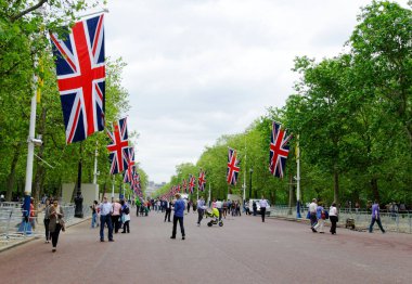 Londra, İngiltere'de Buckingham Sarayı'nda Kraliçe'nin muhafızları         