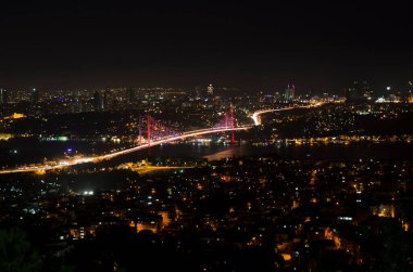 Boğaziçi Köprüsü'nün gece görünümü