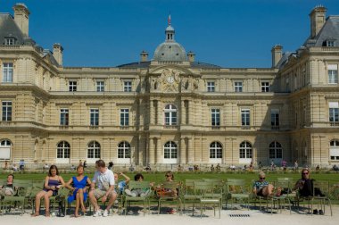 Lüksemburg Sarayı önünde dinlenen aileler