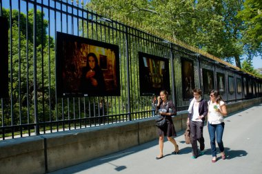 Fotoğrafları izleyen üç genç kadın.