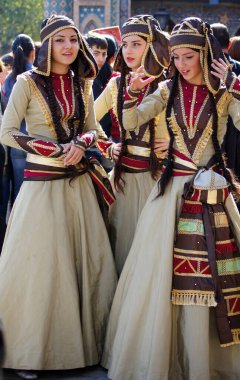 TBILISI, GEORGIA - 9 Ekim 2011 'de Gürcistan Halk Sonbahar Festivali - Gürcü geleneksel kostüm dansı Djeiran dansında Tiflis, Gürcistan' da katılımcılar.