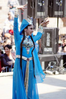 TBILISI, GEORGIA - 9 Ekim 2011 'de Gürcistan Halk Sonbahar Festivali - Gürcü geleneksel kostüm dansı Djeiran dansında Tiflis, Gürcistan' da katılımcılar.