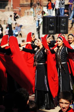 TBILISI, GEORGIA - 9 Ekim 2011 'de Gürcistan Halk Sonbahar Festivali - Gürcü geleneksel kostüm dansı Djeiran dansında Tiflis, Gürcistan' da katılımcılar.