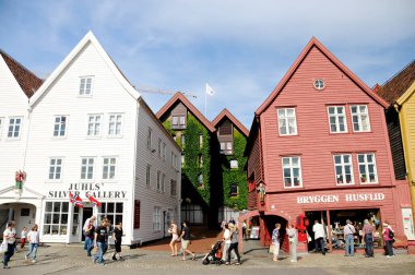 Bergen, Norveç sokaklarında yaşayan insanlar