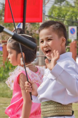 Dokbual oyun okulu geçit töreninde Taylandlı öğrenciler