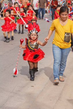 Sokaktaki küçük şirin Taylandlı okul çocukları