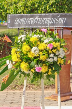 Tecavüz Günü 'nde çelenk konur, manzarayı kapatır.