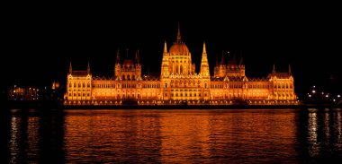 Parlamento Budapeşte 'ye gece gidiyor 