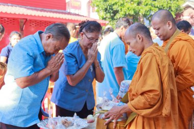 Festivalde Budist rahipler ve sokaktaki insanlar. Tayland