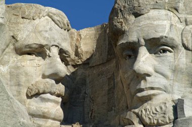 Theodore Roosevelt ve Abraham Lincoln arka planda