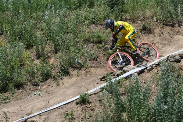 Uomo Mountain Bike Competizione Concetto Discesa — Foto Stock