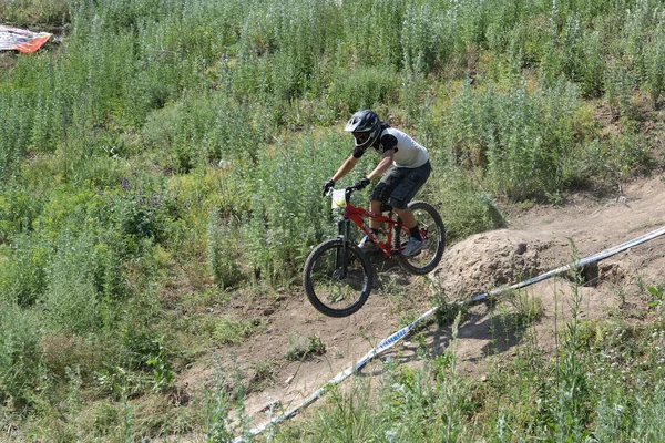 Людина Гірському Велосипеді Конкуренція Концепцію Спуску — стокове фото