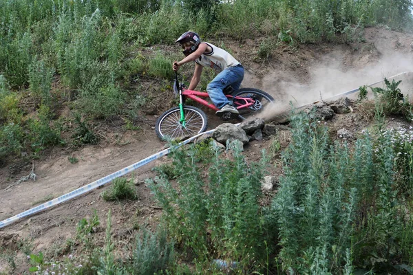 Mann Auf Mountainbike Konkurrenz Für Downhill Konzept — Stockfoto