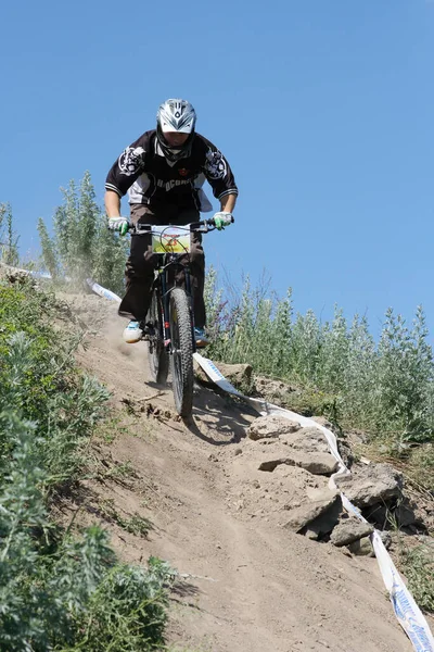 Uomo Mountain Bike Competizione Concetto Discesa — Foto Stock
