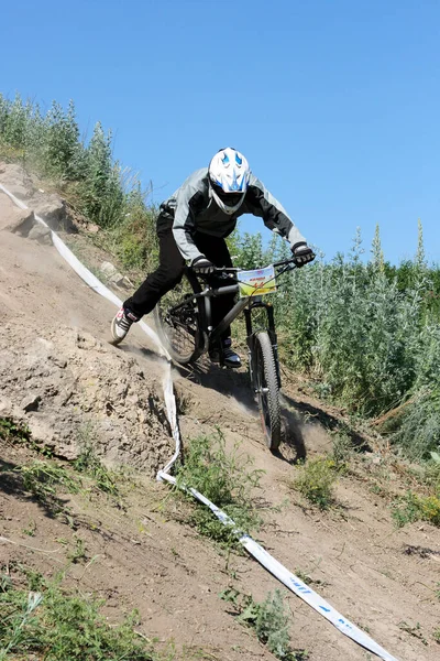 Człowiek Rowerze Górskim Konkurs Koncepcję Zjazdu — Zdjęcie stockowe