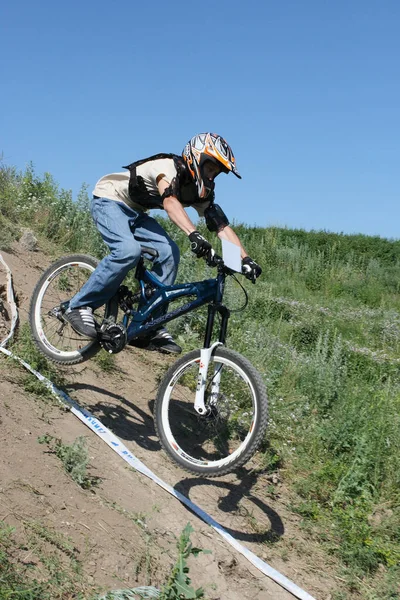 Mann Auf Mountainbike Konkurrenz Für Downhill Konzept — Stockfoto