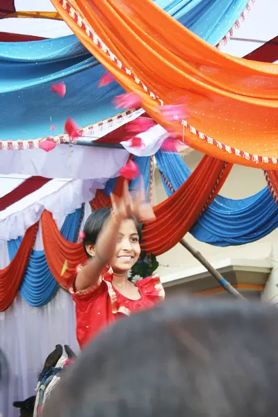 Chica Joven Remolcando Pétalos Rosa Boda India — Foto de Stock