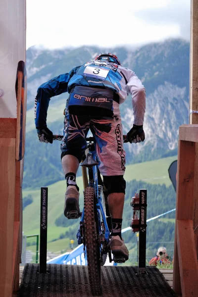 Człowiek Rowerze Górskim Zjazd — Zdjęcie stockowe