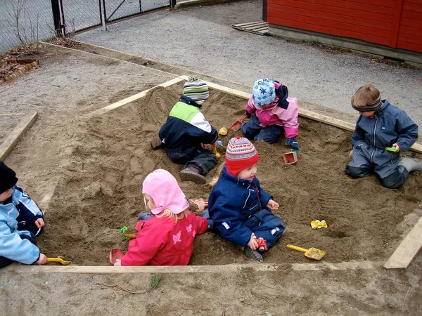 Skandynawski Styl Życia Dzieci Bawiące Się Piaskiem — Zdjęcie stockowe