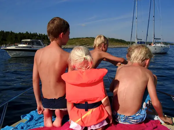 Skandinavischer Lebensstil Kinder Spielen Auf Dem Boot — Stockfoto