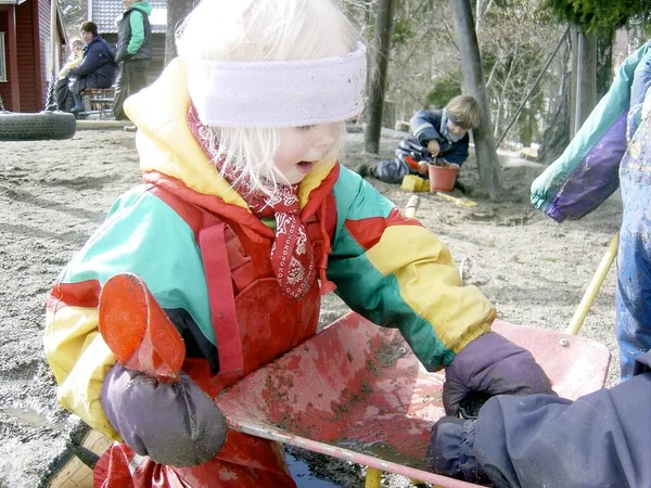 Estilo Vida Escandinavo Niños Plantando Árboles —  Fotos de Stock