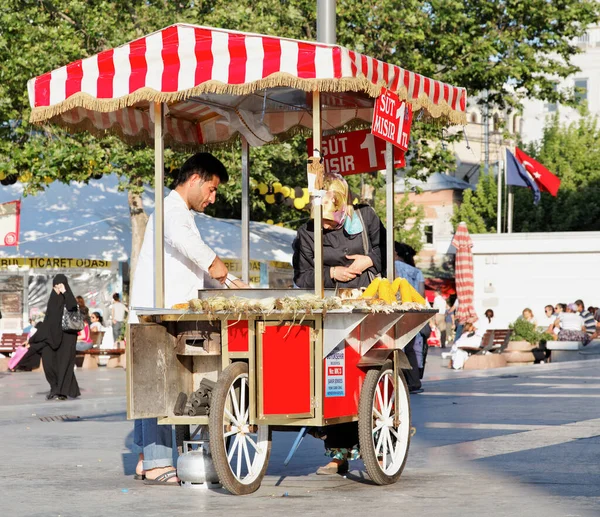 Fresh Roasted Sweet Vendor Istanbul — Stockfoto