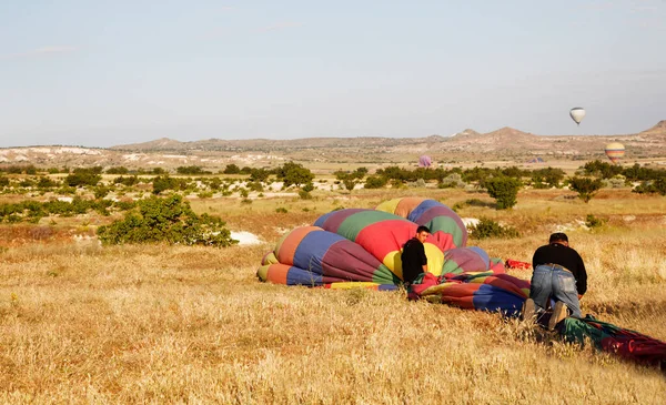 Roadies Packing Away Hot Air Balloon — Stock Photo, Image