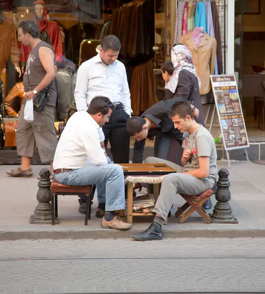 İstanbul kaldırımlarında tavla oynayan erkekler