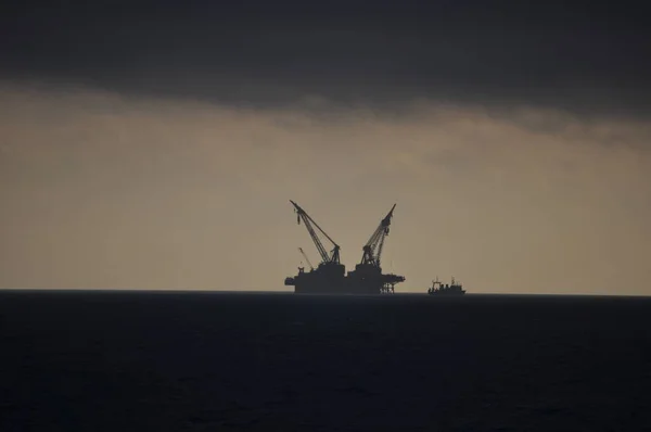 ノルウェーの北海における近代石油プラットフォーム — ストック写真